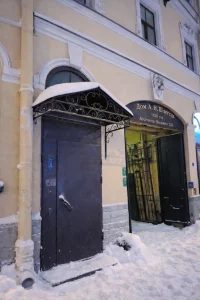 Вход в клинику Целибро. Фото для ориентира